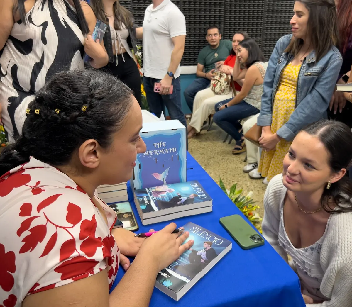 Le Fernández conversando con lectores