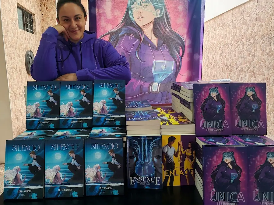 Le Fernández con sus cuatro novelas: Essence, Enlace, Silencio y Única
